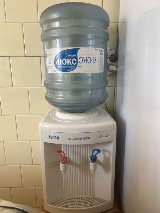 Кулер для воды ,б/у, с бутылем для воды