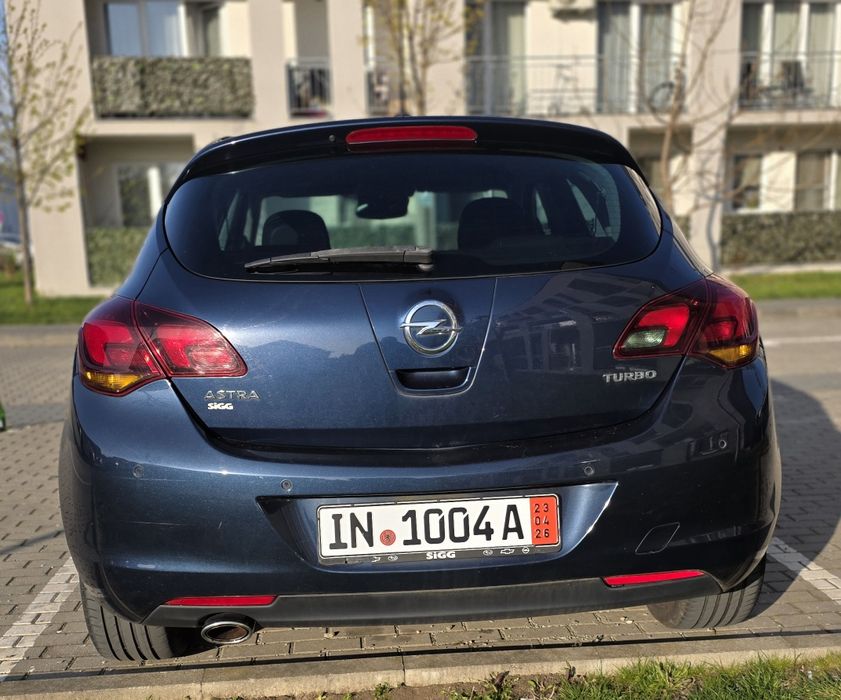 Opel Astra J 2011