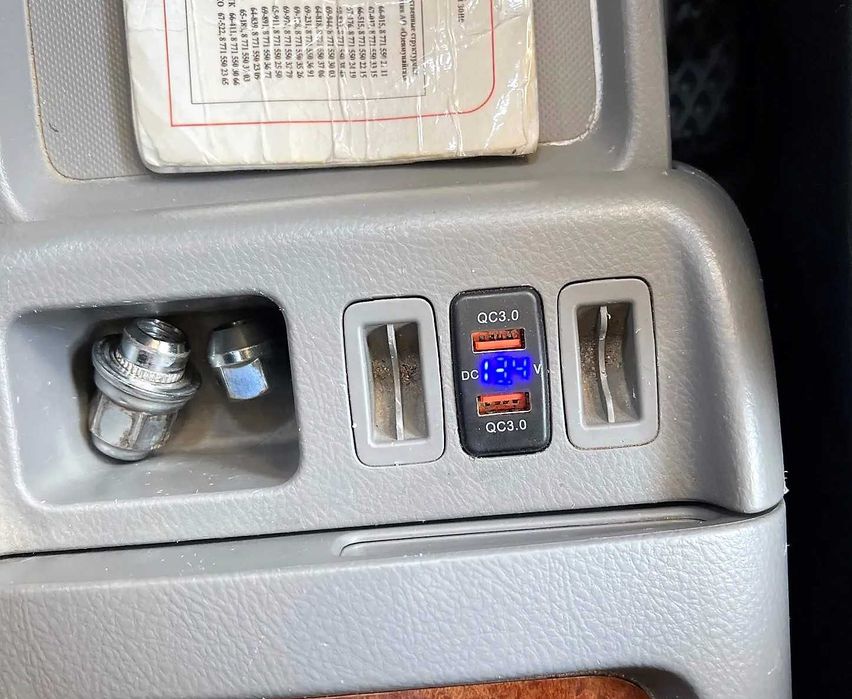 Быстрое USB зарядное устройство и вольтметр для TOYOTA