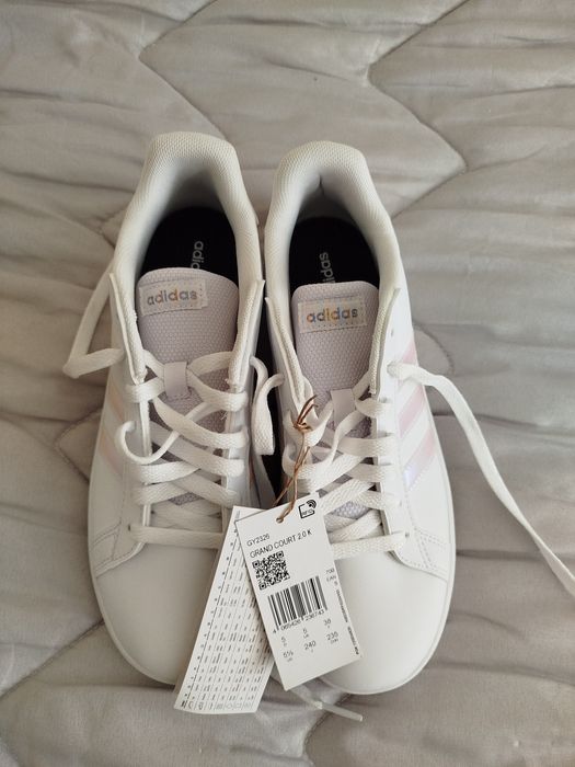 Дамски маратонки adidas, чисто нови.