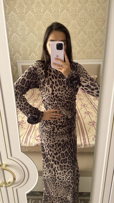 Леопардовое платье с розочкой на рукавах
