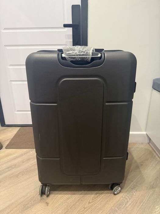 Продам чемодан размера L