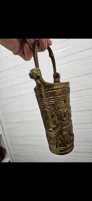 Obiect de ceremonie din bronz brut