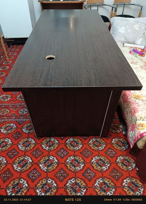 Stol sotiladi 500000 som