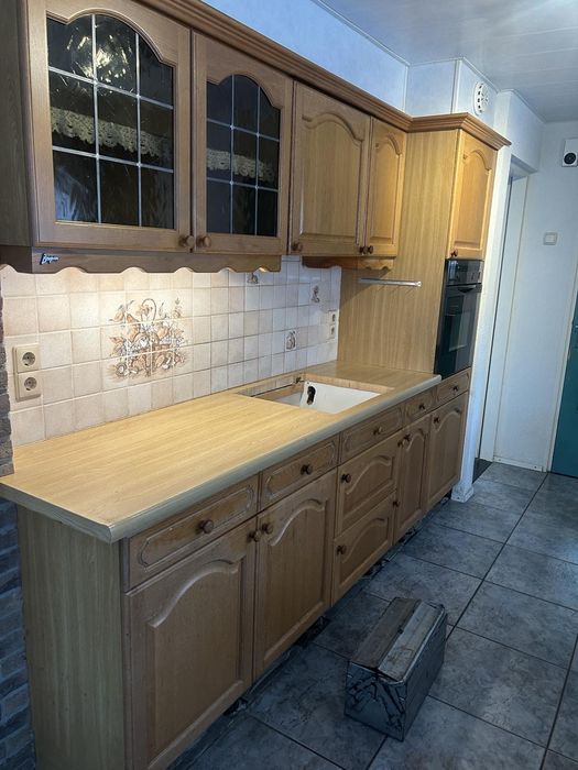 Запазена дъбова кухня от масив