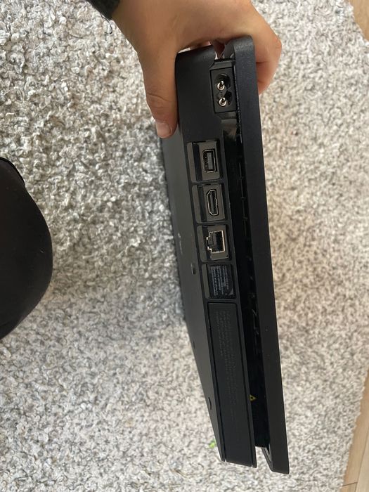 Vand PS4   - stare buna cu o maneta plus incarcator de maneta, doua cabluri, cadou jocurile(Fifa 2023, Minecraft, Grand THEFT auto,plus altele)