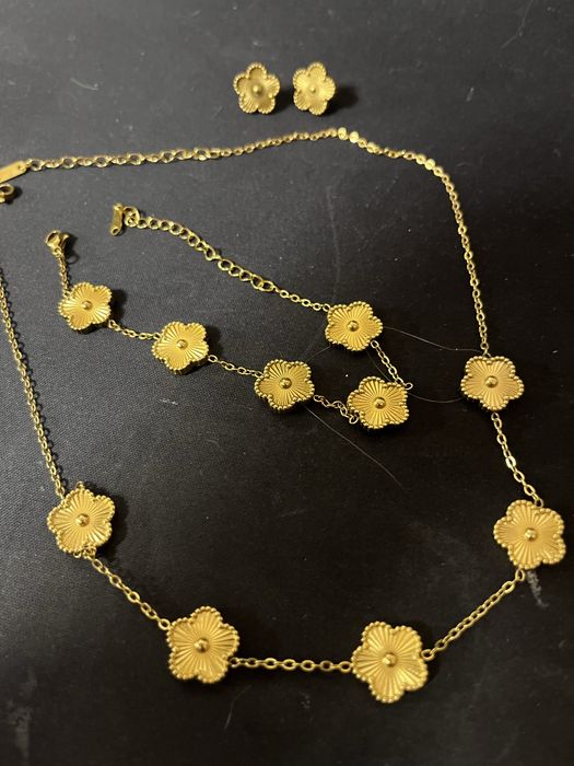 Три сета гривна, колие и обеци van cleef
