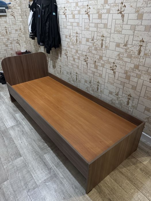 Продам стол и кровать