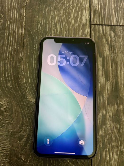 Vând iPhone 11 Purple în stare perfectă de funcționare. Prezintă mici zgârieturi remediabile, capacitate maximă a bateriei 71% și spatiu stocare 64 GB