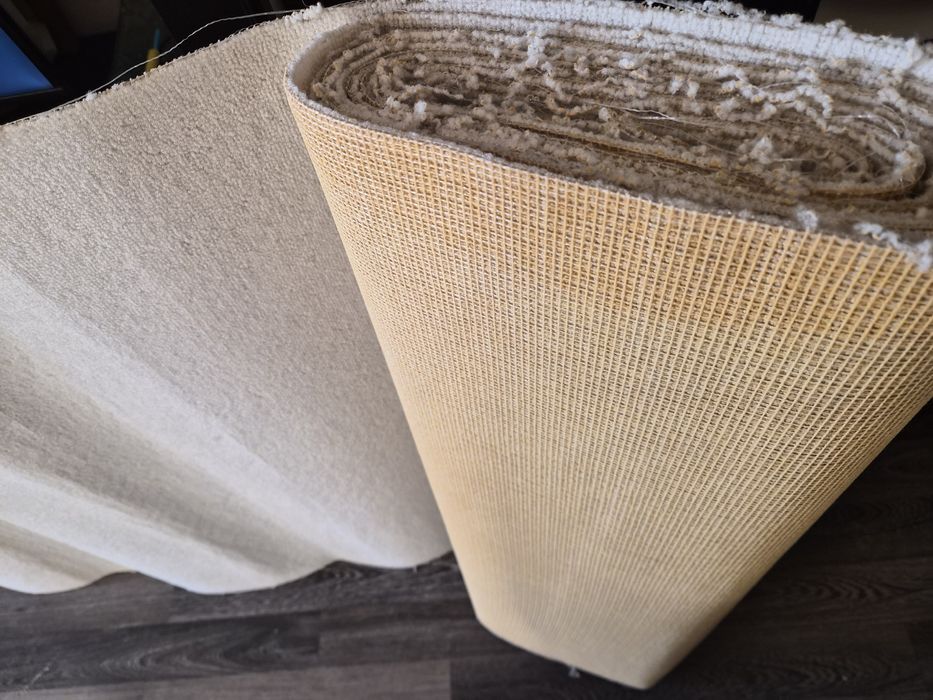 Бяла мокетена пътейа