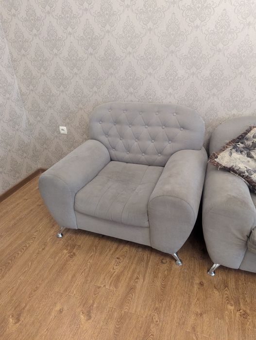 Диван и два кресла.