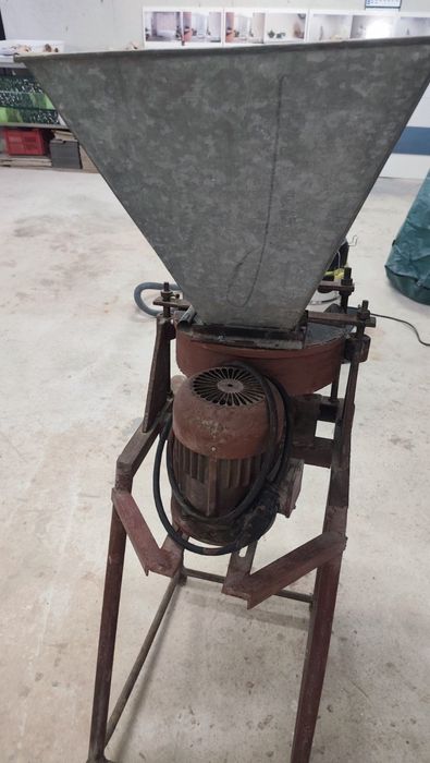 Машина за чупене на ядки