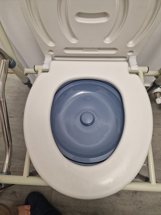 Scaun de toaleta pliabil, inaltime ajustabila, design antiderapant