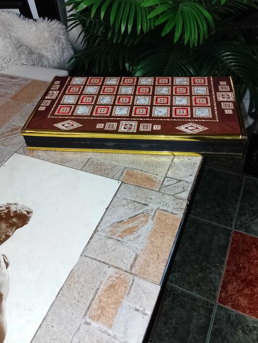 Шах-табла48/48 с дървени фигури от орех и габър,количка ферари