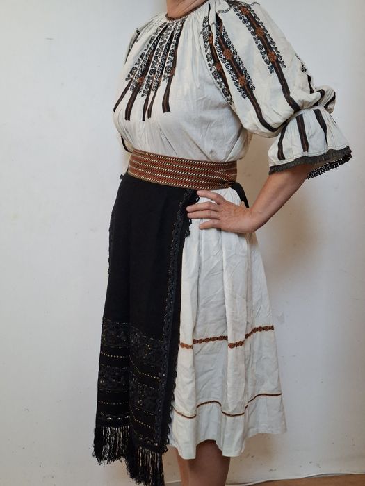 Vind costum popular