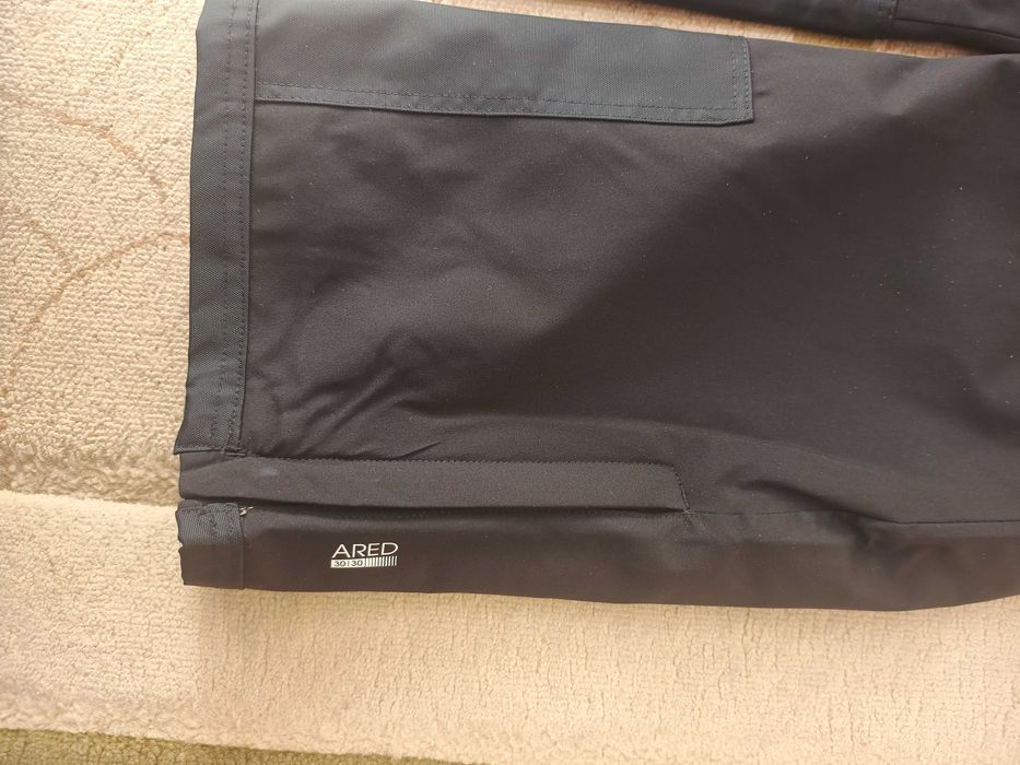 Vând pantaloni de ski pentru bărbați Dare2b, noi, cu etichetă.