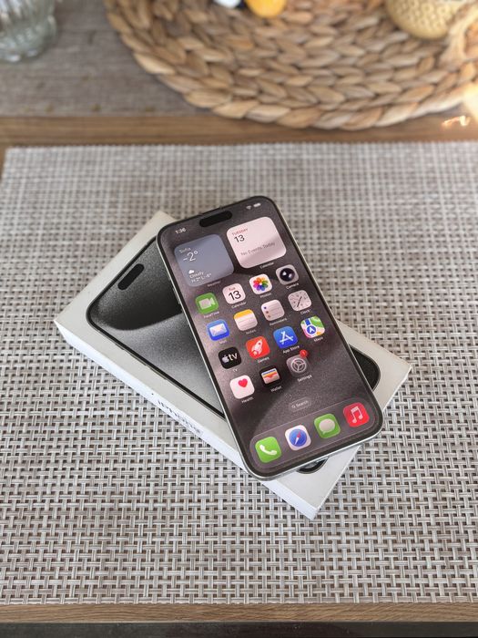 Iphone 15 pro max 256gb, запазен! с кутия и зарядно.
