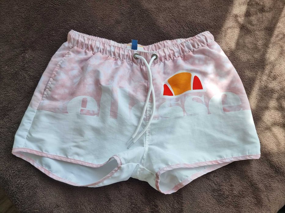 Маратонки,почти като нови и подадък къси панталонки.