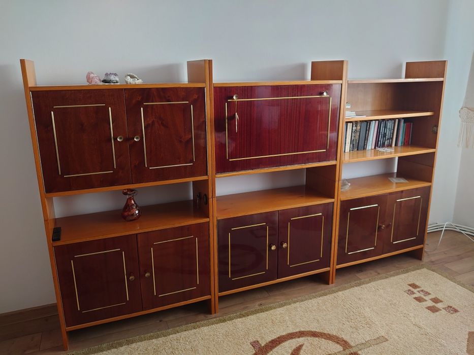 Biblioteca cu rafturi, sertare și bar .