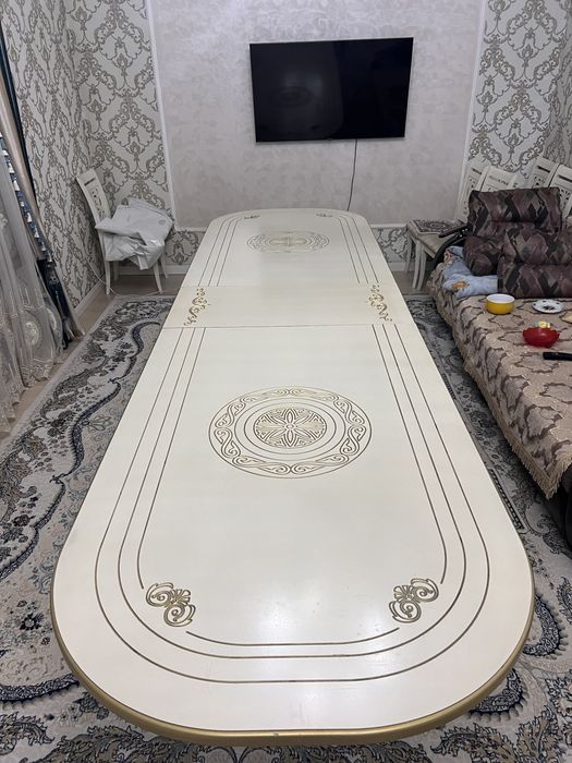 Овальный,гостевой стол