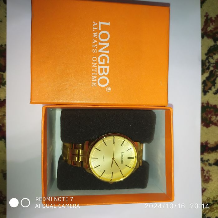 Товар новый не кто не носил цвет:золотой