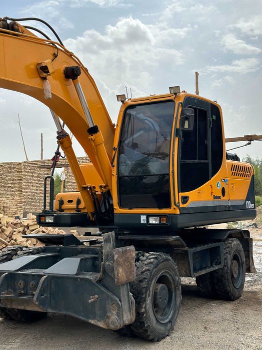 Экскаватор сотилади 59 000 y.e.