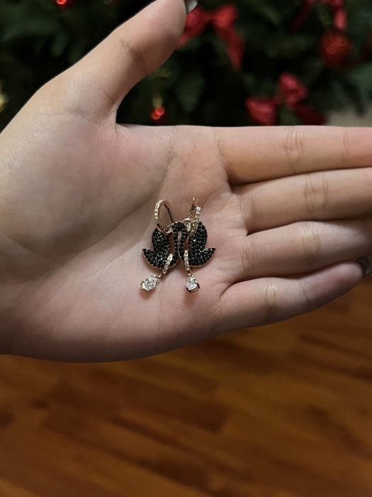 Продам серьги Swarovski новые