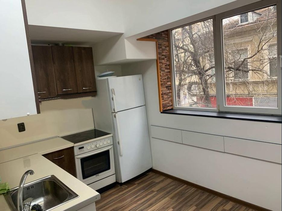 Дава се под наем Четиристаен апартамент в София, Център - 100 кв.м за 899 € - Снимка #1