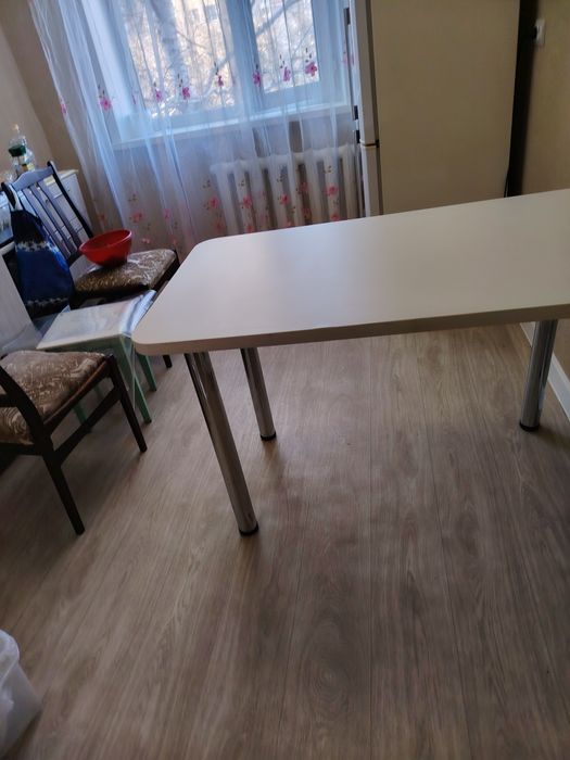 Стол кухонный, белый