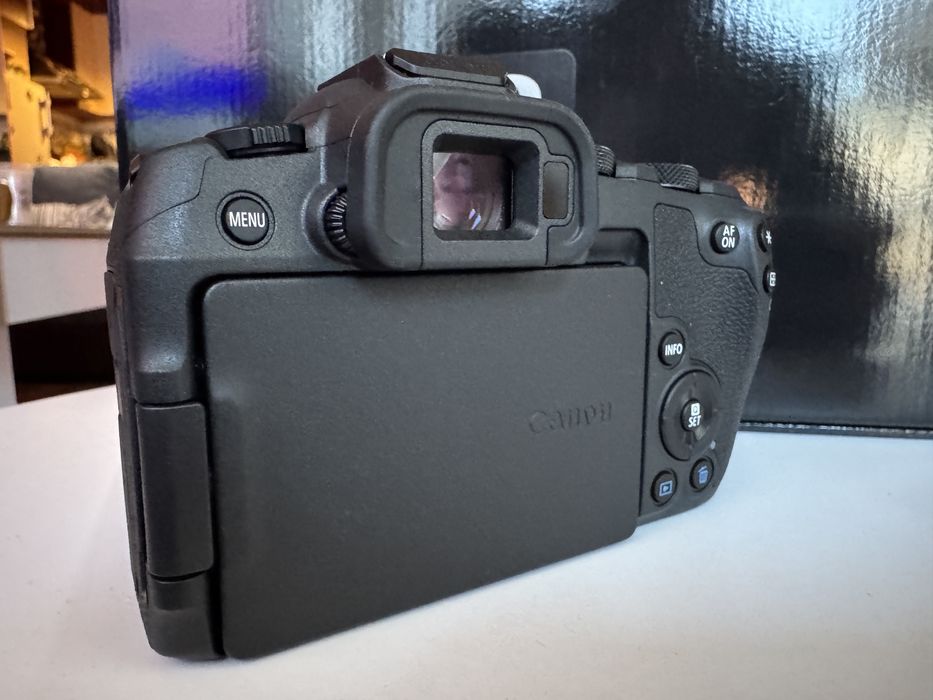 Фотоапарат Canon R8  гаранция  Грип и 4 батерии