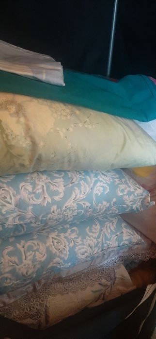 продам стол и пуховые подушки