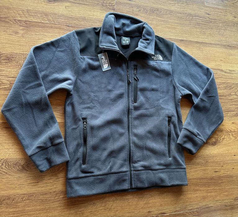 Мъжко,поларно яке The North Face,сив цвят с черно с надпис и на гърба