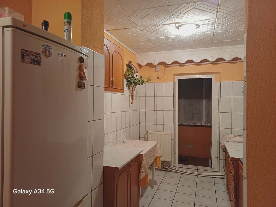 Vând Apartament 3camere  etajul trei