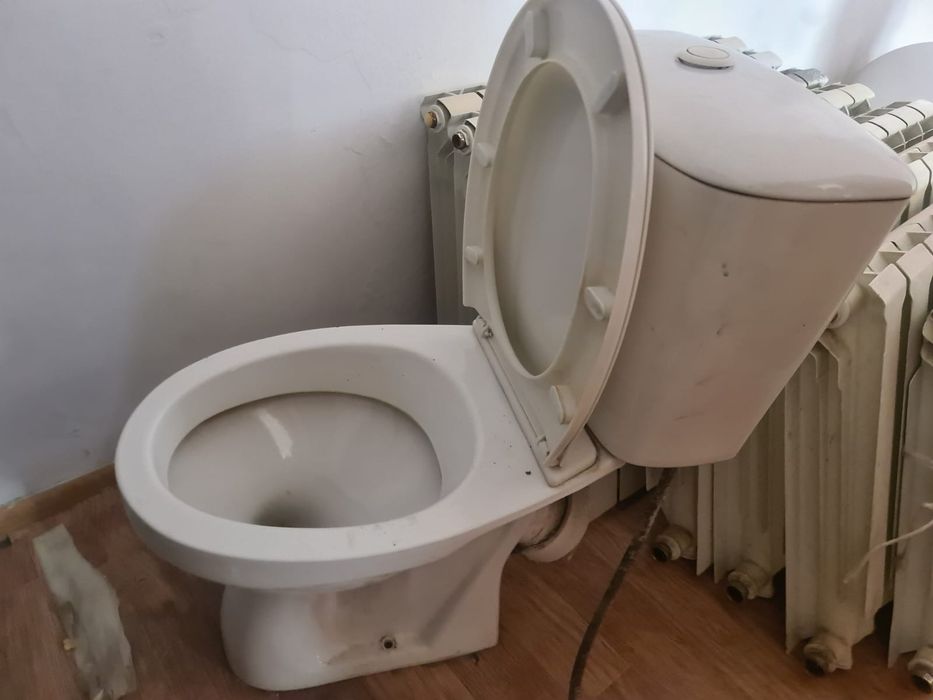 Продам унитазы имеется несколько штук.