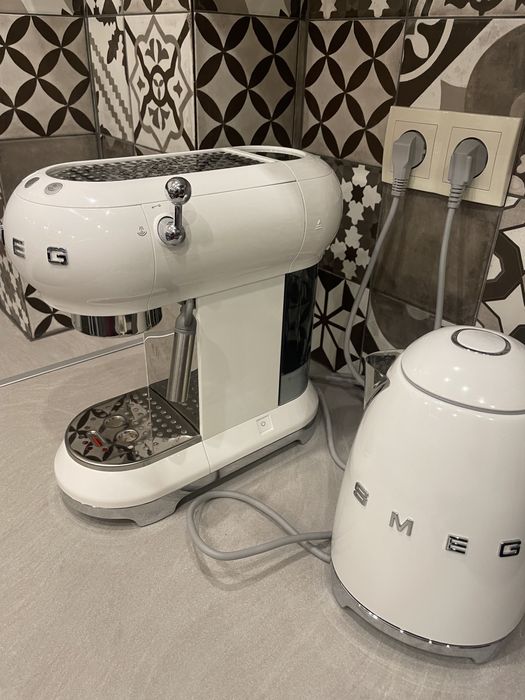 Представям ви една уникална кафемашина “Smeg “в отрично състояние