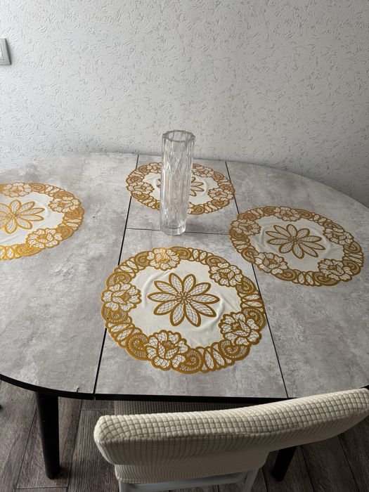 Продам стол и стулья.