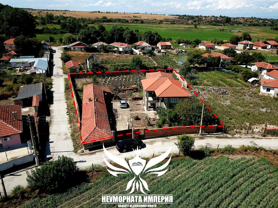 Продавам двуетажна къща с постройки 320РЗП с 1600кв двор село Ахматово