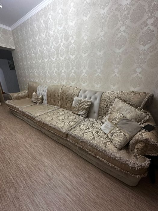ПРОДАМ диван, 4 метра длина, гобелен