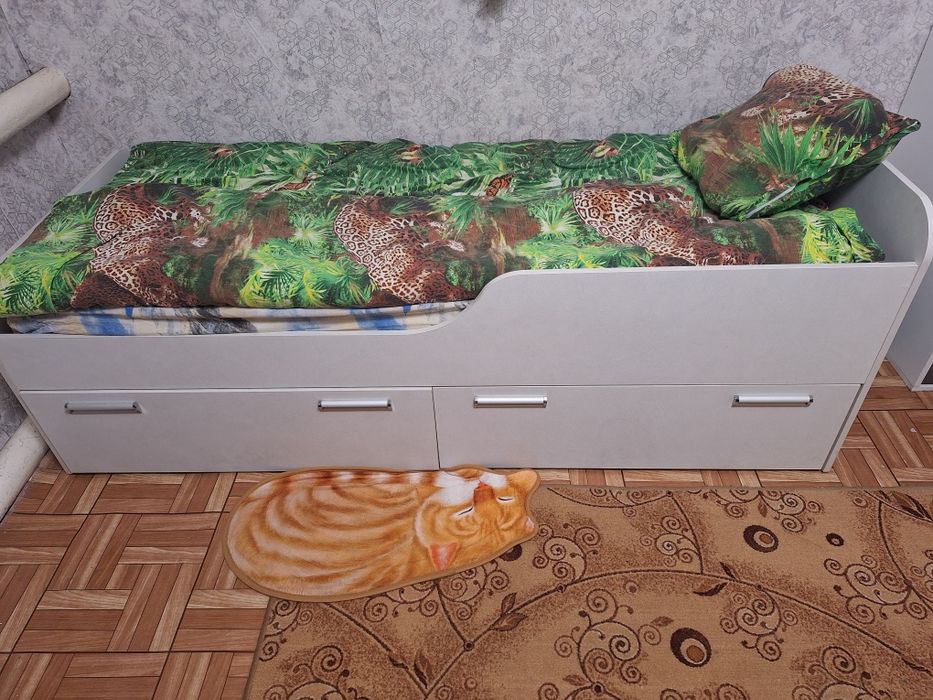 Продам детскую кровать с выдвижными ящиками, вместе с матрасом