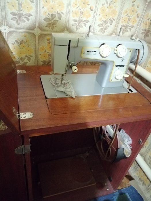 Продам швейную машинку