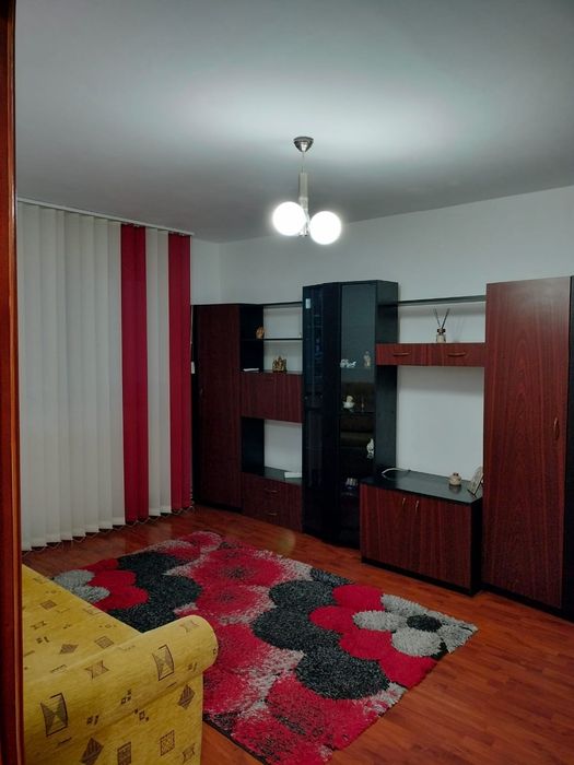 Închiriez apartament semidecomandat cu 2 camere