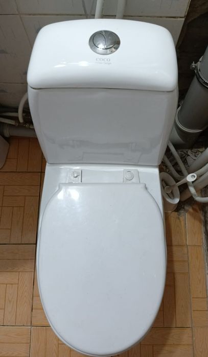 Унитаз с крышкой и бачком