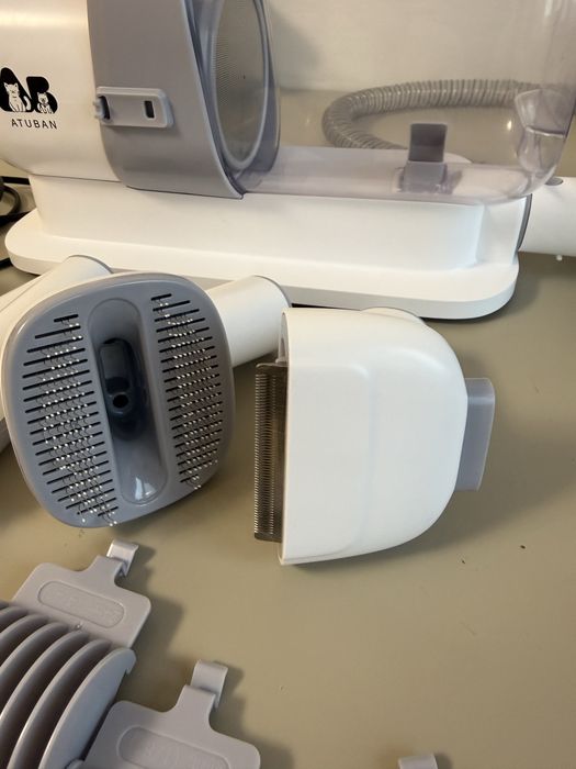 Pet grooming kit and vacuum