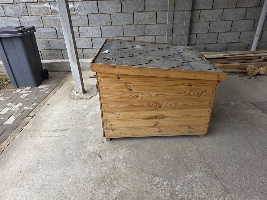 Собачья будка в хорошем состоянии