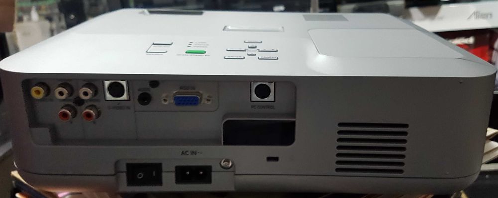 Proiector Panasonic PT-LM2E si Medion MD2950NA  ca nou geanta