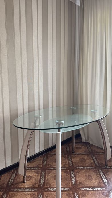 Продается стеклянный стол 13 000 тг.