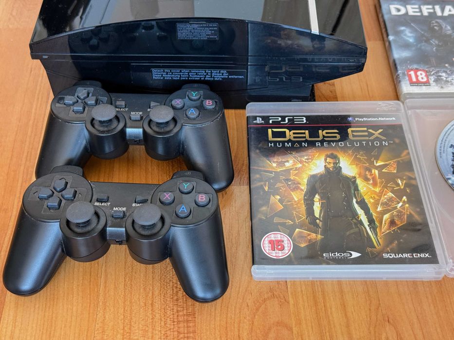 SONY PlayStation 3 с много игри и 2 джойстика