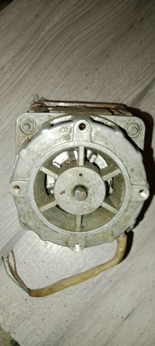 Электр мотор промышленный работает