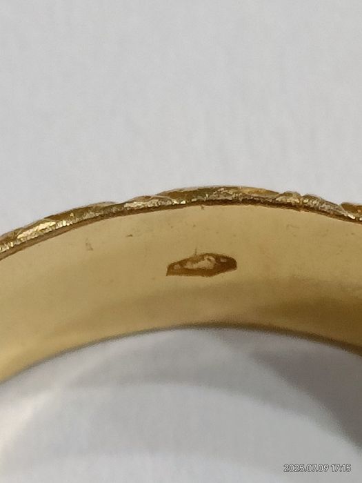 Vind inel deosebit din aur 18kt cu smarald