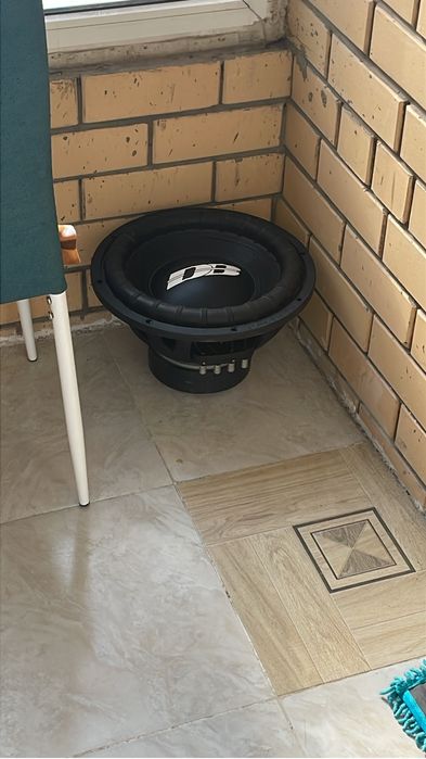 Сабуфер  р15 играет хорошо